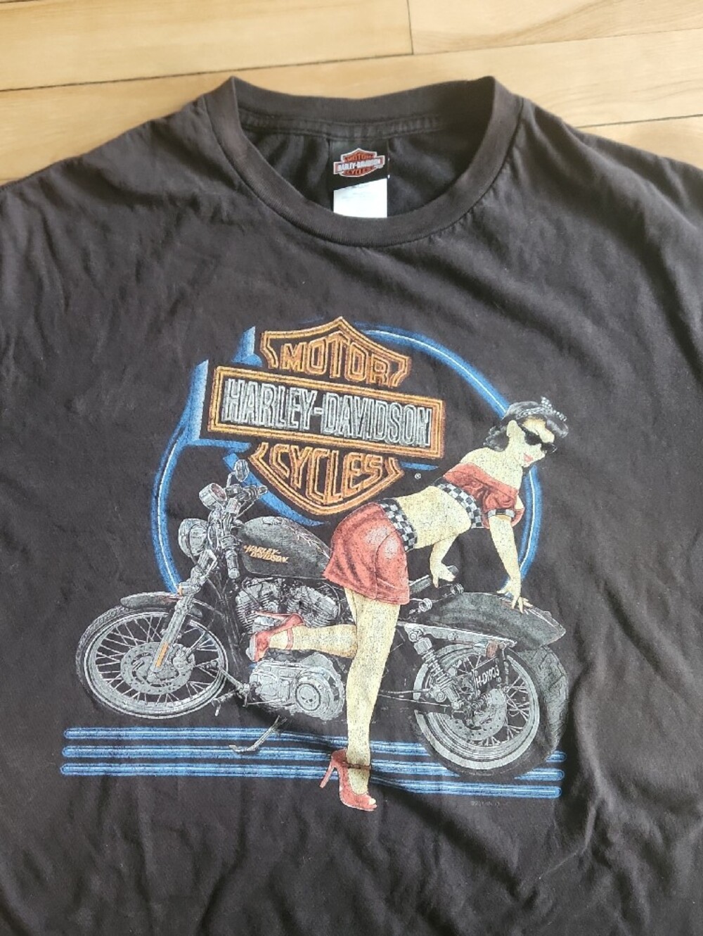 Harley-Davidson Black Tee with Red Pin-Up Graphic - Picture 2 of 12